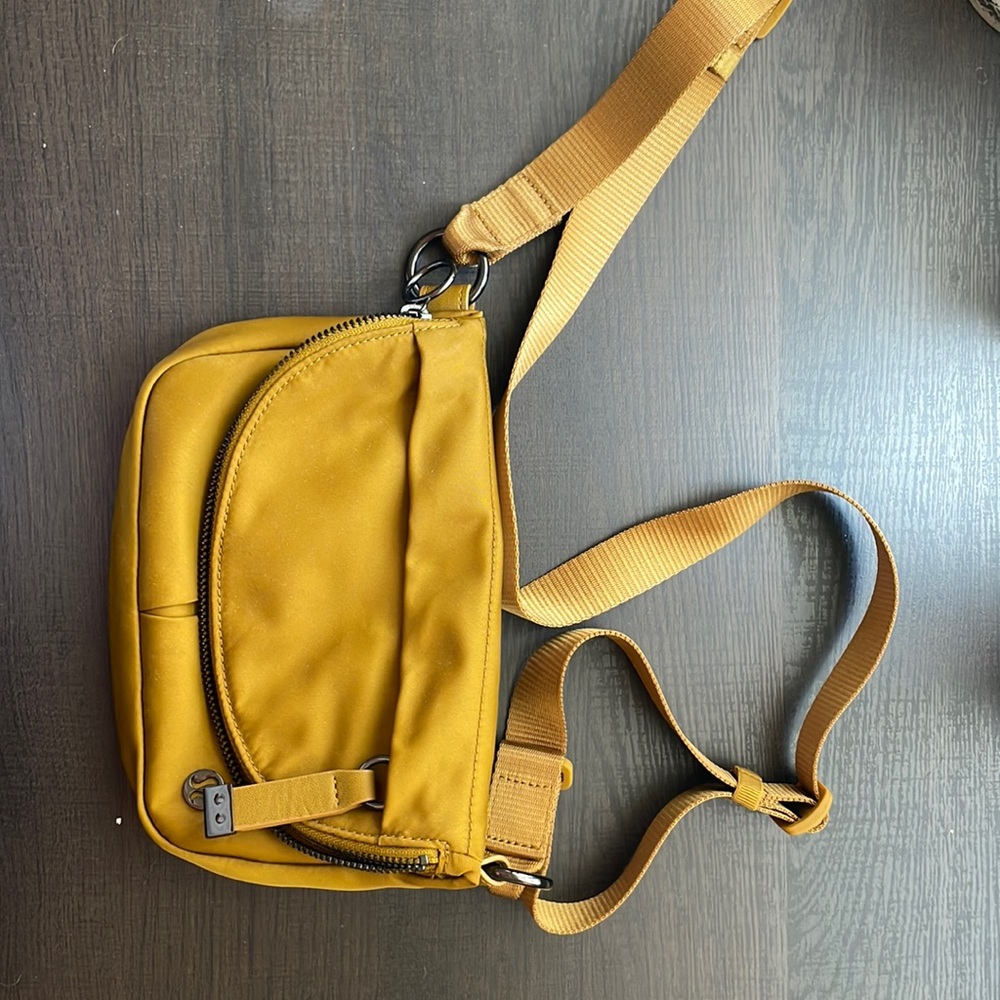 Lululemon Festival belt bag